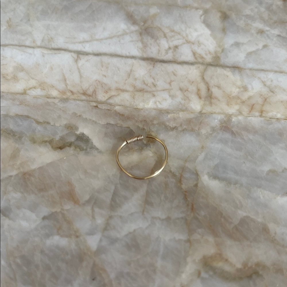 Elegant Gold Wire Ring
